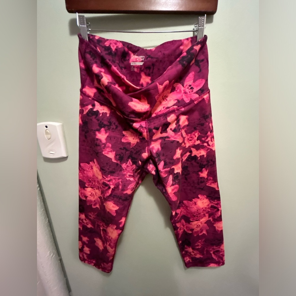 Old Navy activewear capri leggings size L, RARE print
